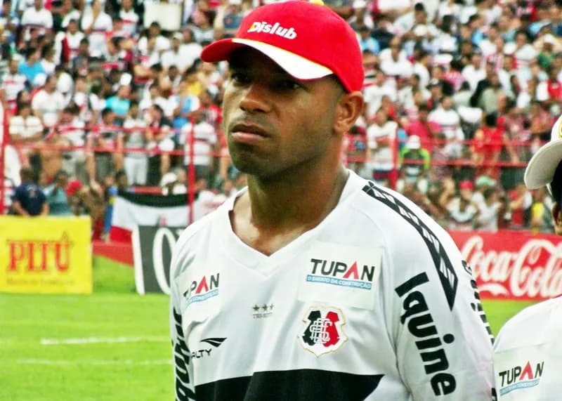 Lateral-esquerdo Tiago Costa: Em busca do primeiro título como profissional.