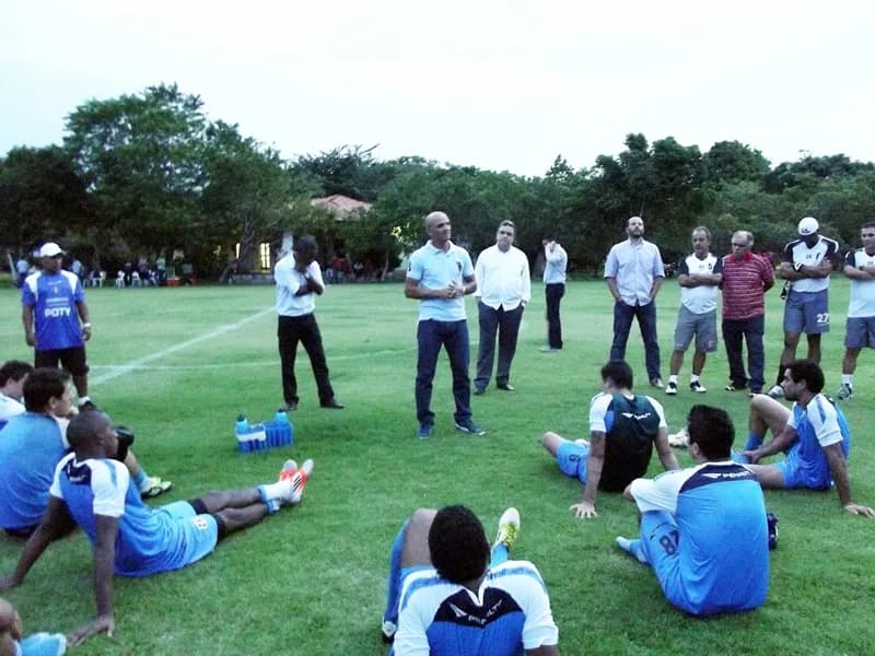 Novo técnico Coral, Sandro Barbosa, já foi apresentado ao elenco.