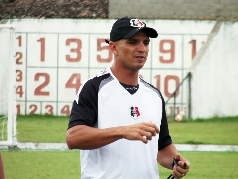 Técnico Sandro Barbosa comanda primeiro coletivo e se sente aliviado com renovações.