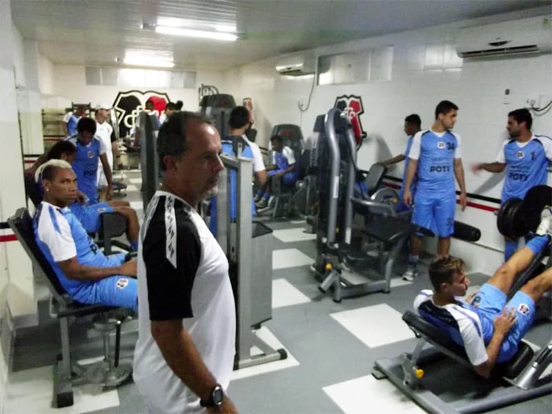 Terça-feira "full time" termina com trabalhos físicos no Arruda.