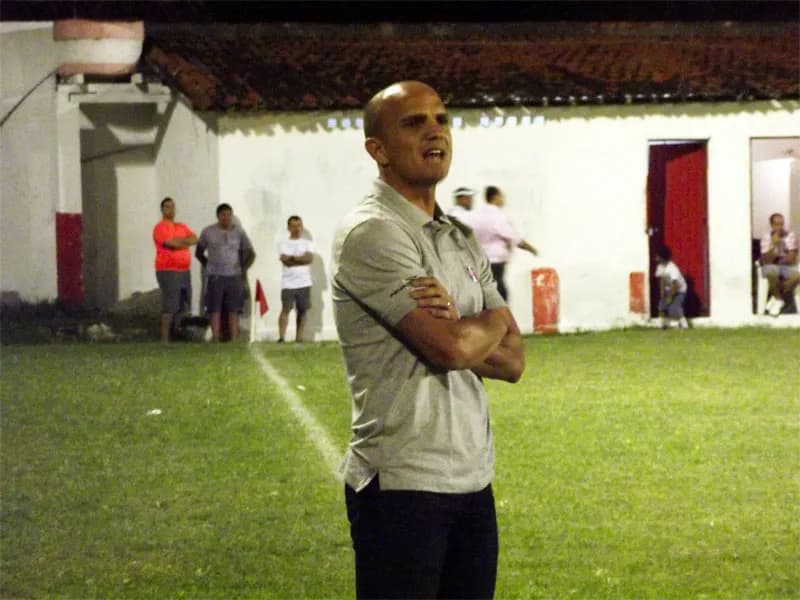Técnico Coral avalia desempenho em amistoso como 'positivo' e diz que tem 'bom elenco'.