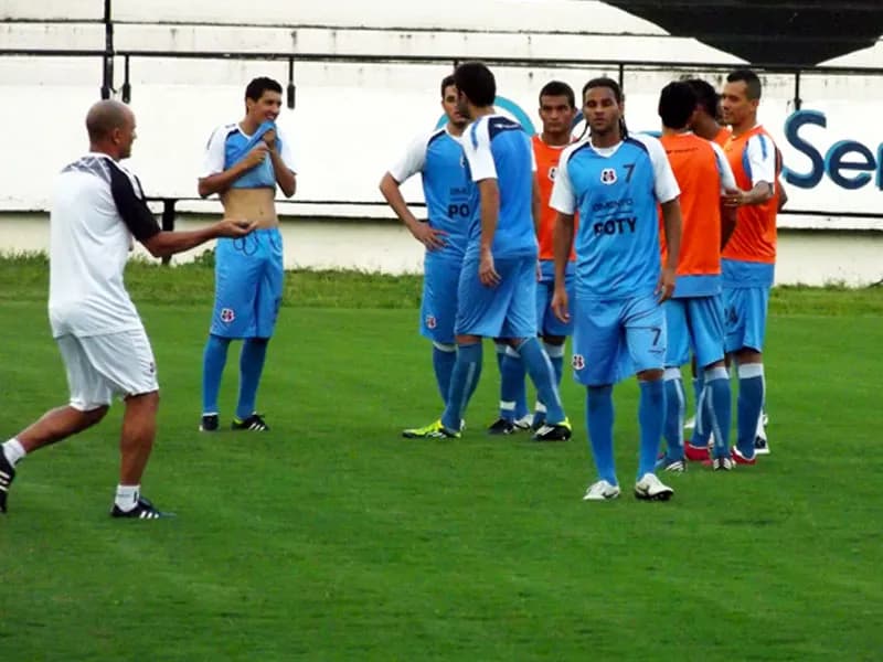 Santa Cruz encerra semana de trabalhos com novidade, entre os titulares.
