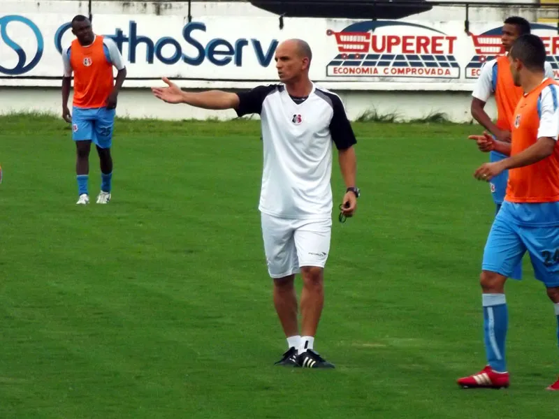 Técnico Sandro Barbosa destaca importância de vitória e explica mudança na lateral.