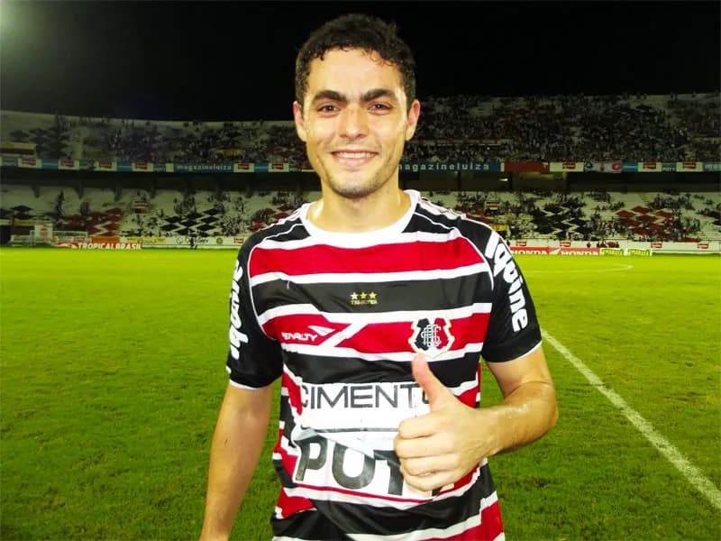 Raul comemora gols, mas quer afirmação Coral no G4.