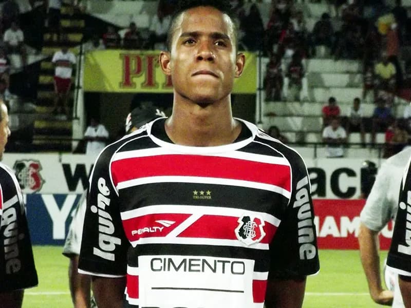 Zagueiro Everton Sena disposto a 'comer grama' pela titularidade.