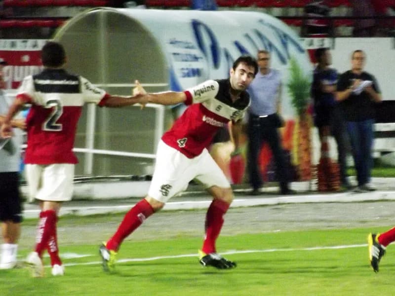 Renan Fonseca comemora primeiro gol e quer vitória fora do Arruda.