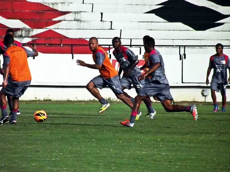 Mais um treino com bola, no período da tarde, no José do Rego Maciel.