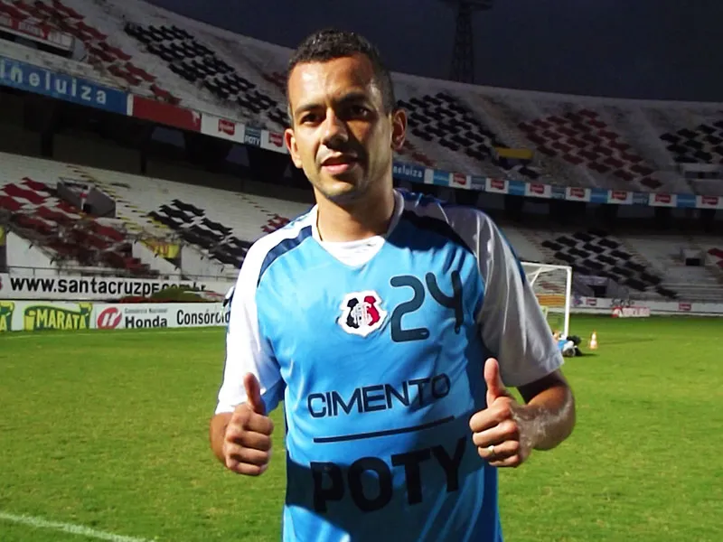 Zagueiro Léo Bahia motivado para estreia com a camisa Coral.