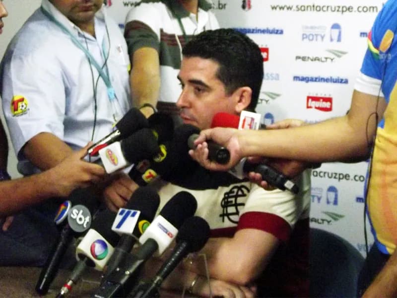 Diretoria confirma que Sandro Barbosa 'cogitou' entregar o cargo, mas tem convicção na permanência do treinador.