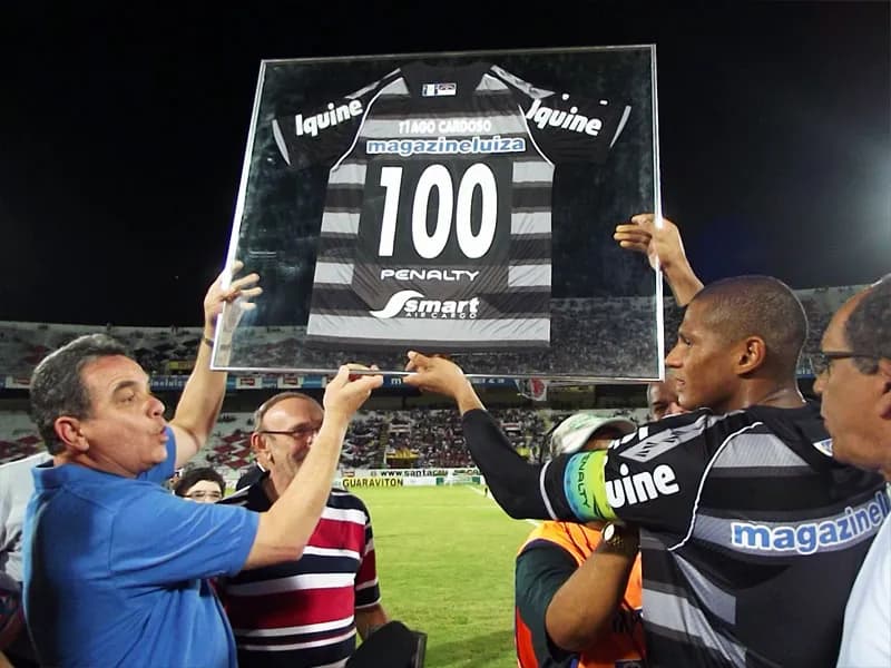 T1ago Cardoso recebe homenagem pelos 100 jogos com a camisa 1 Coral.