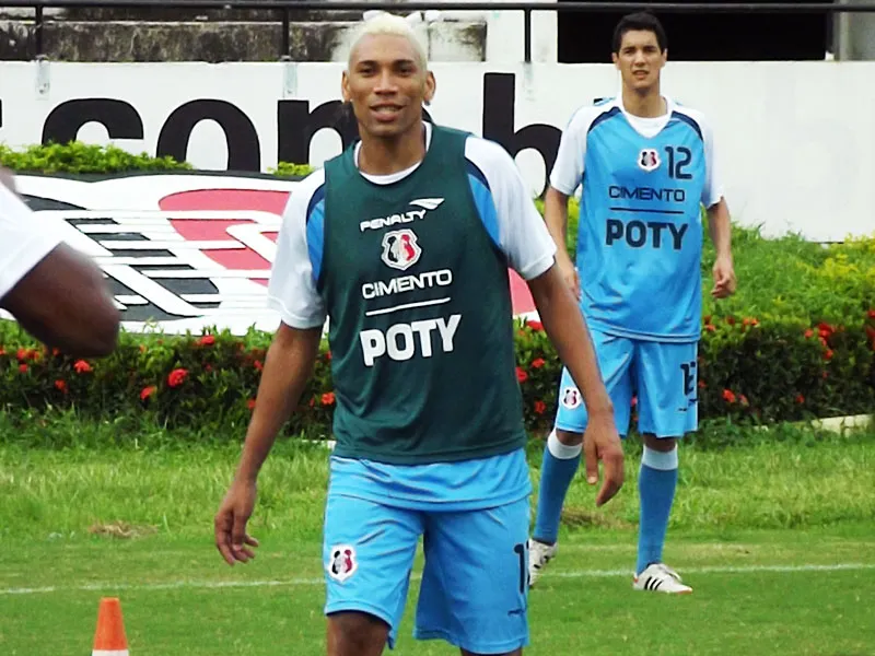 Flávio Recife motivado para conseguir 'primeira vitória fora'.