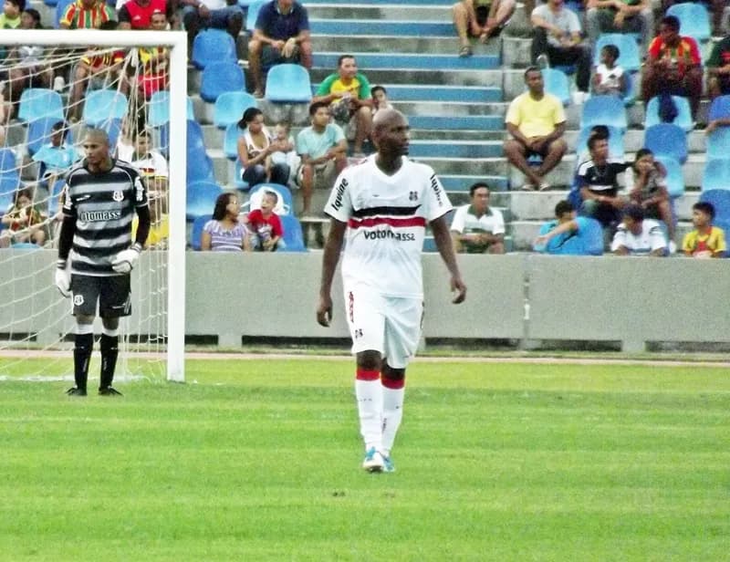 De volta, Leandro Souza vê atual momento como ideal para vencer fora do Arruda.