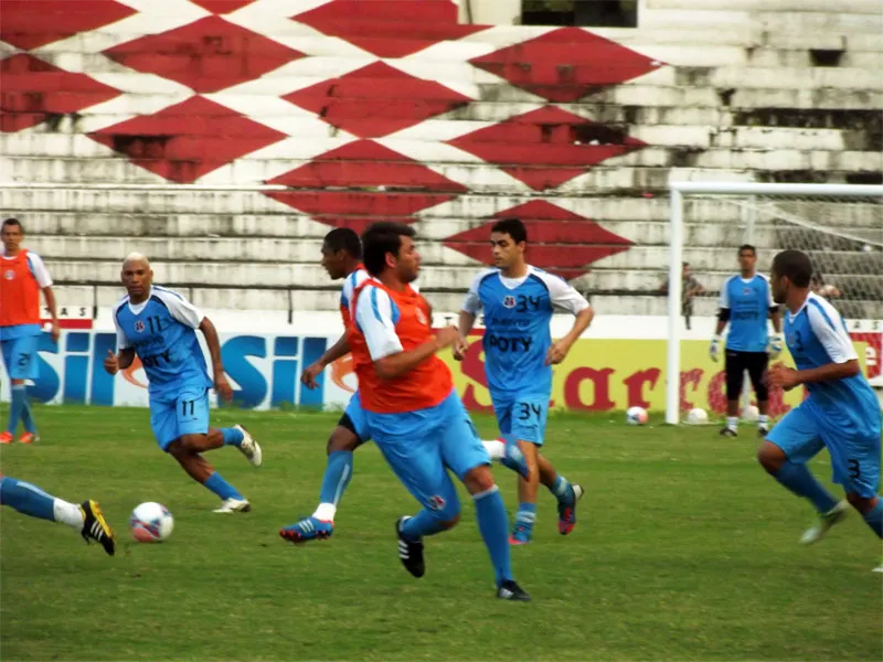 Coletivo e novidade no mesmo esquema: 4-4-2.