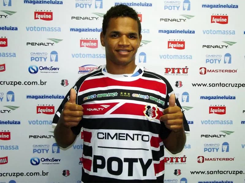 Surpreso e apresentado, novo reforço Coral, diz que vai 'honrar a camisa do Santa Cruz'.