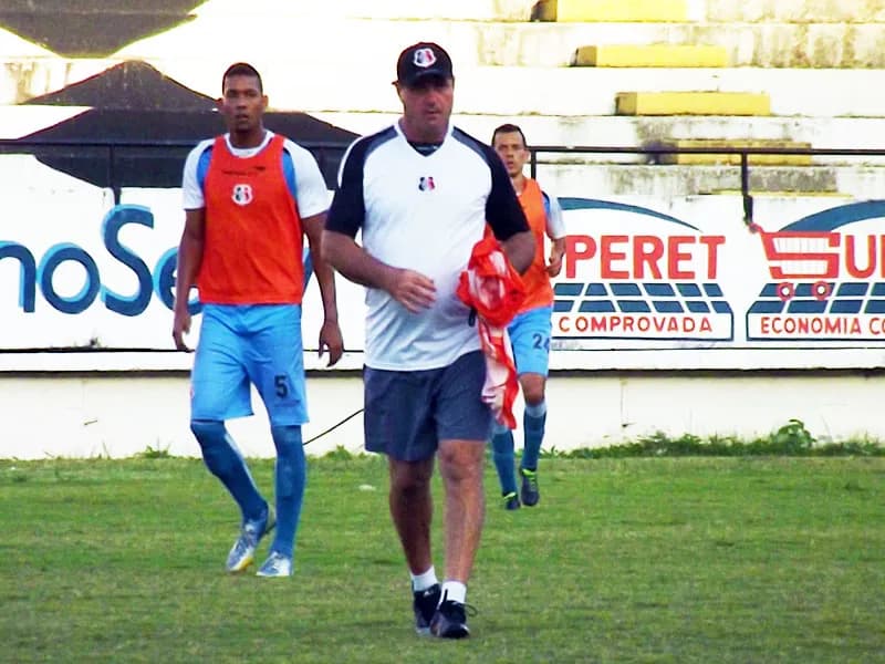 Técnico Vica faz mudanças, mas não define time titular.