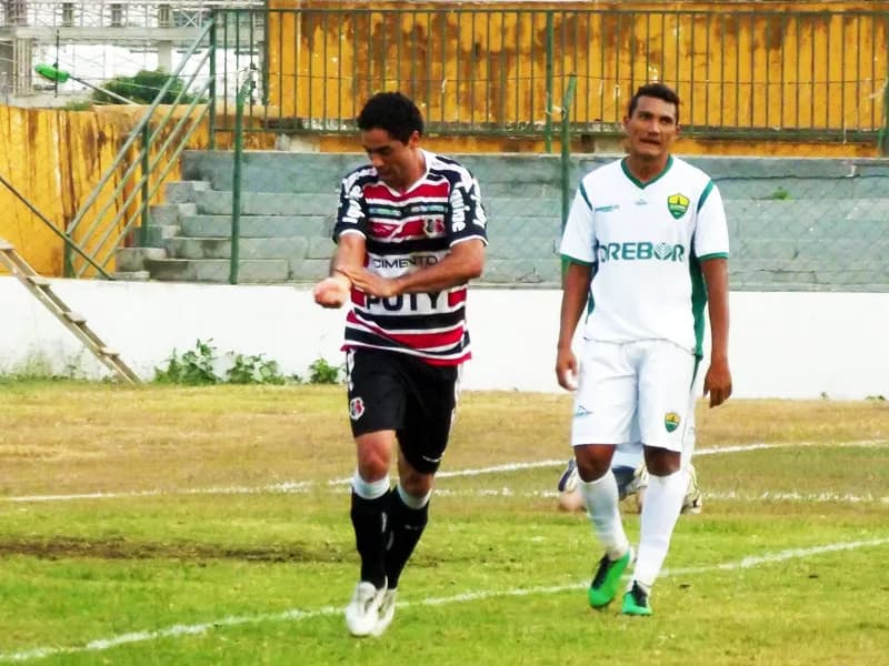 André Dias não vê dificuldade em jogar ao lado de Dênis Marques.