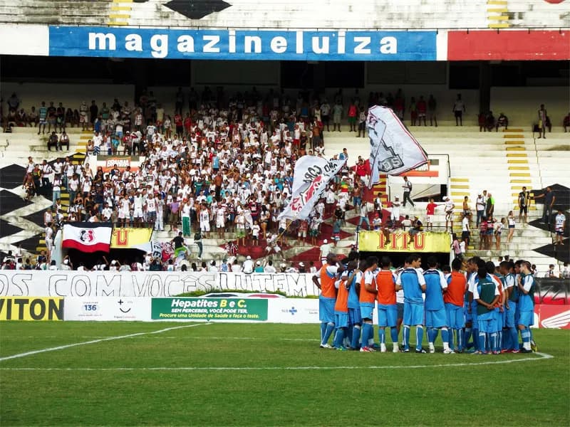 Treino alemão, com torcida, mas time titular mantido.