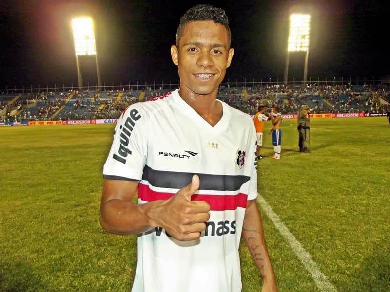 Zagueiro Éverton Sena ‘profetizou’ gol, ainda no banco de reservas.