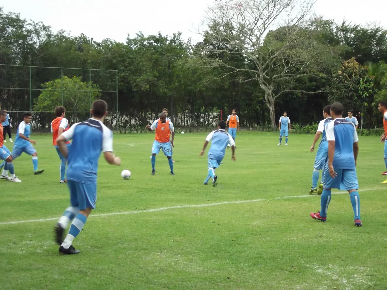 Depois de um físico,pela manhã, elenco Coral treinou com bola em Aldeia.