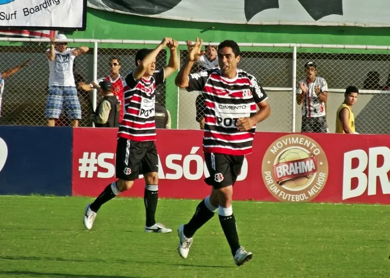 No 10º jogo com a camisa Coral, André Dias poderá ter novo companheiro de ataque.