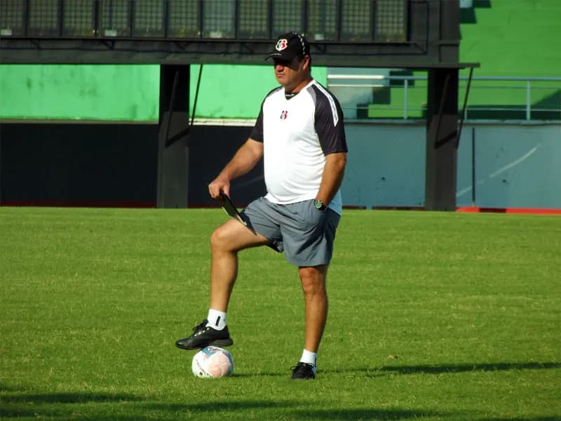 Técnico Vica opta por Renatinho e André Dias, no ataque, pela liderança.