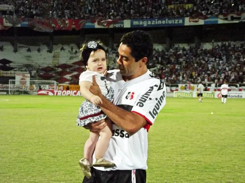 Atacante Coral ressalta superação do elenco para jogo 'decisivo'.