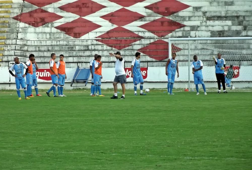 Coletivo no Arruda com mudanças no time titular.