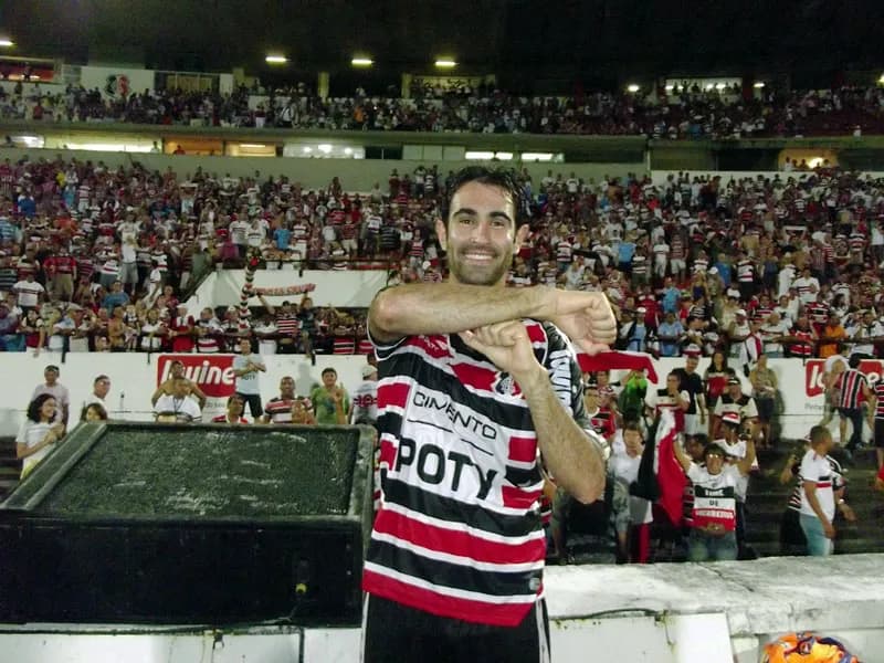 Zagueiro Renan Fonseca 'ligado' na bola aérea defensiva e ofensiva.