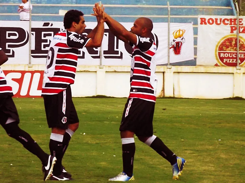 Tiago Costa comemora 50º jogo com gol histórico.