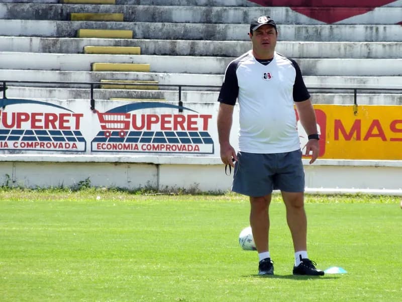 Apesar de mudar local de treinos (fechados), Vica não pretende 'inventar' para jogo decisivo.