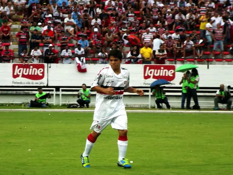 Renatinho comemora gol, mas fala em 'trabalhar mais para seguir como titular."
